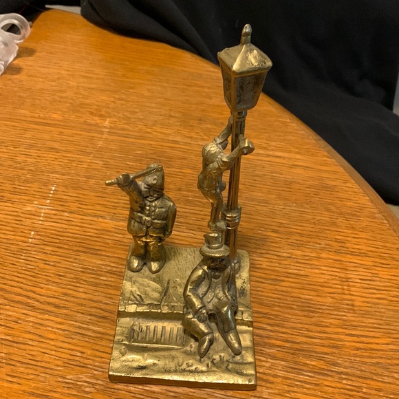 Vintage solid brass British street corner scene signed NVB, Peg Design Pend 7” - Picture 3 of 7